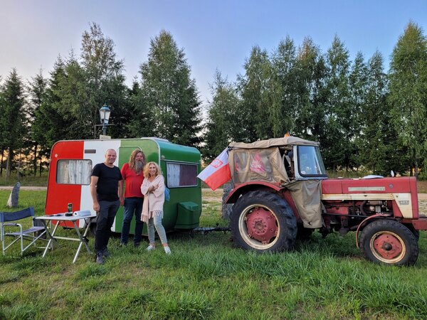 Stanowisko kamperowe na zielonym terenie