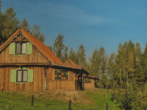 Drewniany domek i otwarta przestrzeń dla rodzin