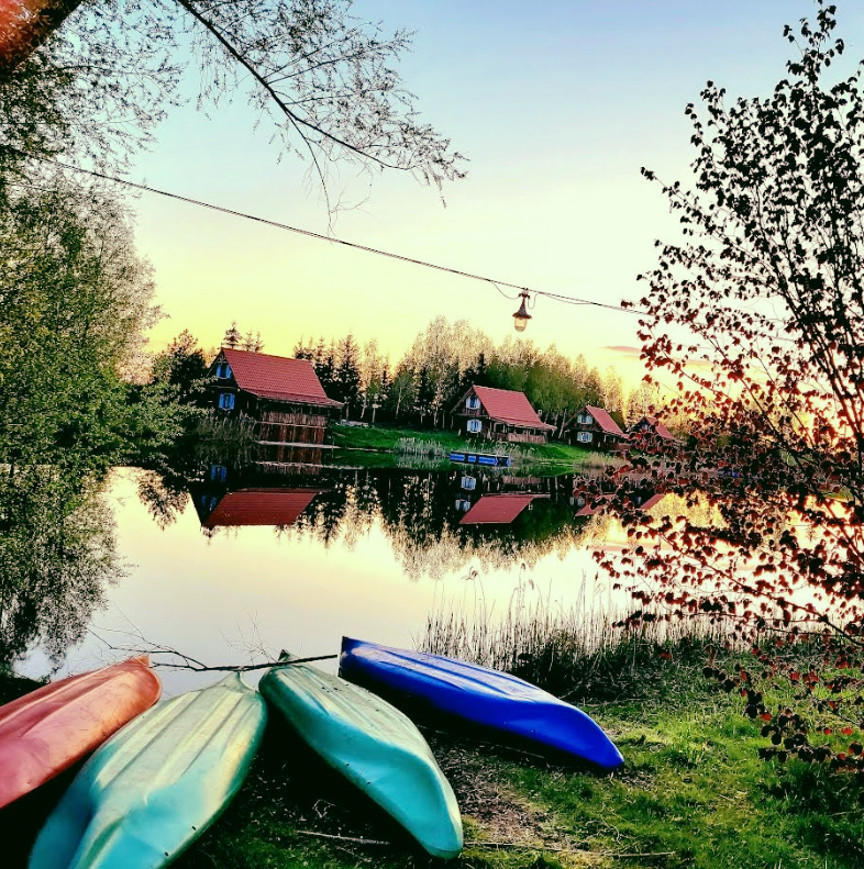 Pomost nad stawem z kajakami